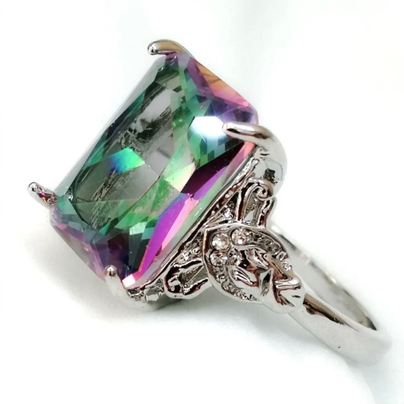 Beautiful Topaz Ring - Picture 3 of 10